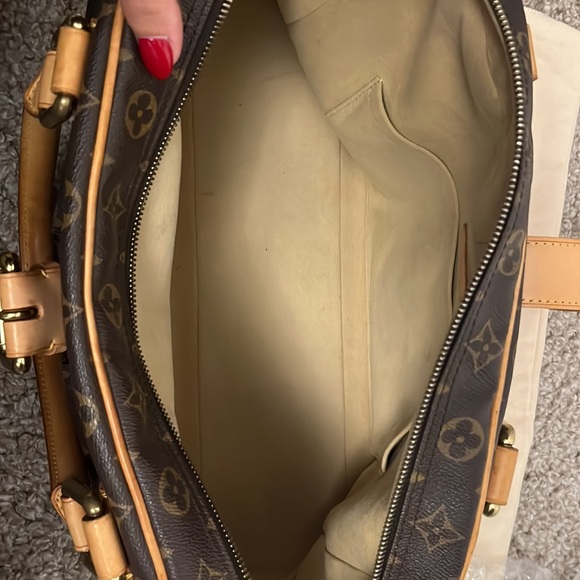 Authentic Louis Vuitton Manhattan - Picture 11 of 15